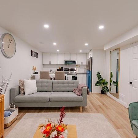 Luxury New Spacious Apartment - Country Hills, キッチナー エクステリア 写真