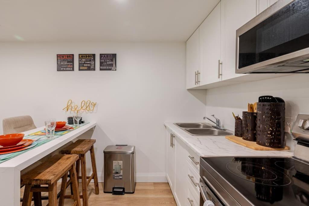 Luxury New Spacious Apartment - Country Hills, キッチナー エクステリア 写真