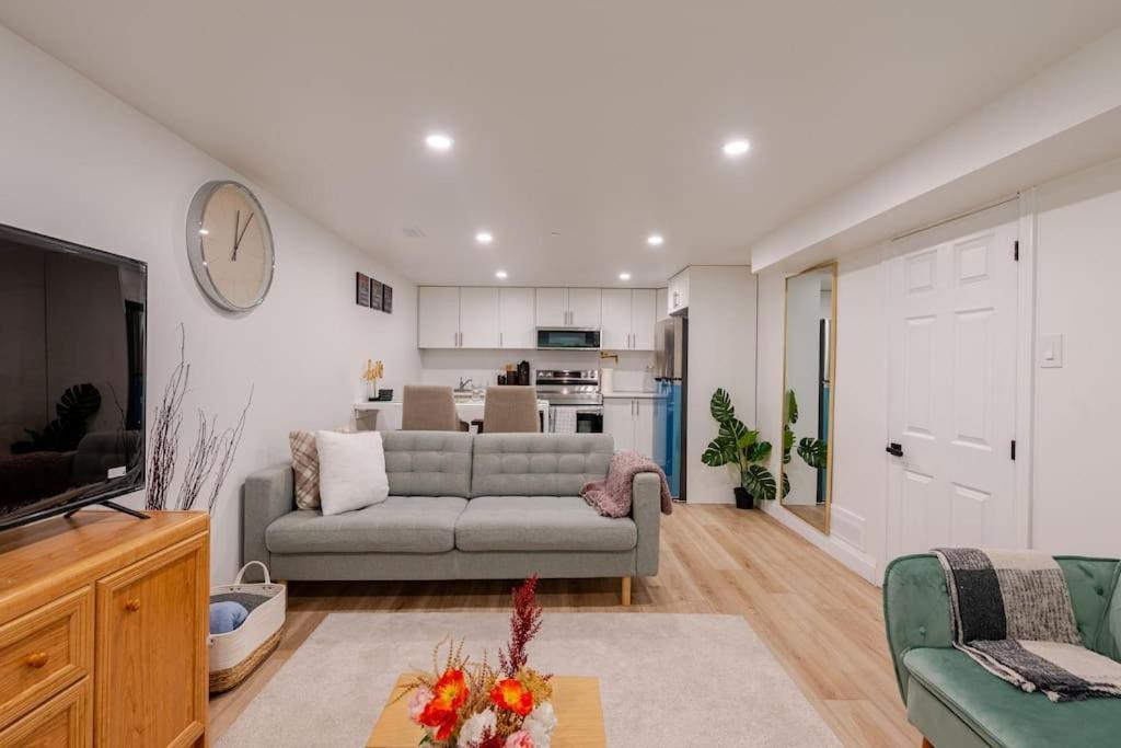 Luxury New Spacious Apartment - Country Hills, キッチナー エクステリア 写真